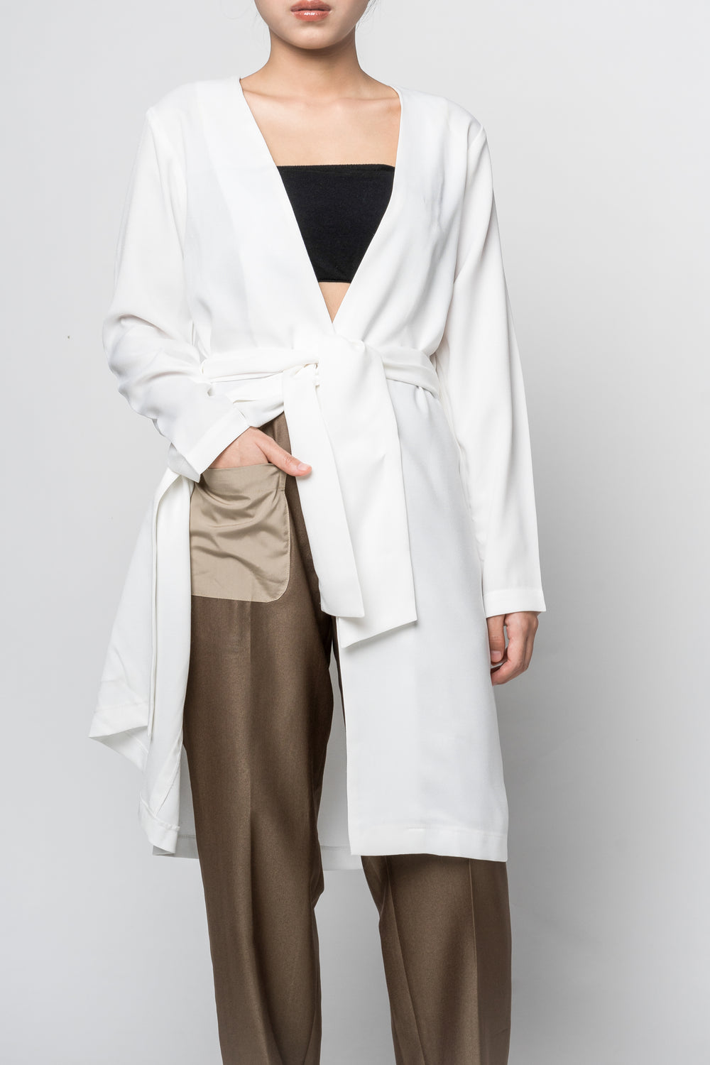 módni Peony White Tunic Kimono With Sash Modest Women's Long-Sleeved Outerwear With Hidden Front Metal Hook