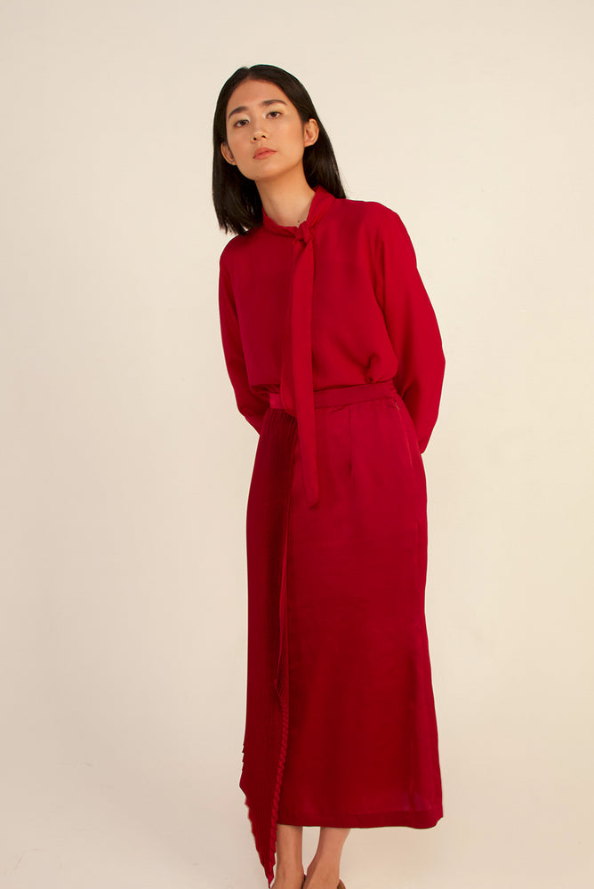 módni Carmine Ribbon Tie Neck Top Modest Long-Sleeved Blouse With Buttoned Cuffs High Collar Back Zipper in Red