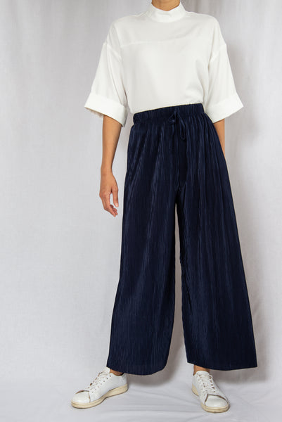 Modest Navy Loose Pleated Pants | INNERMOD