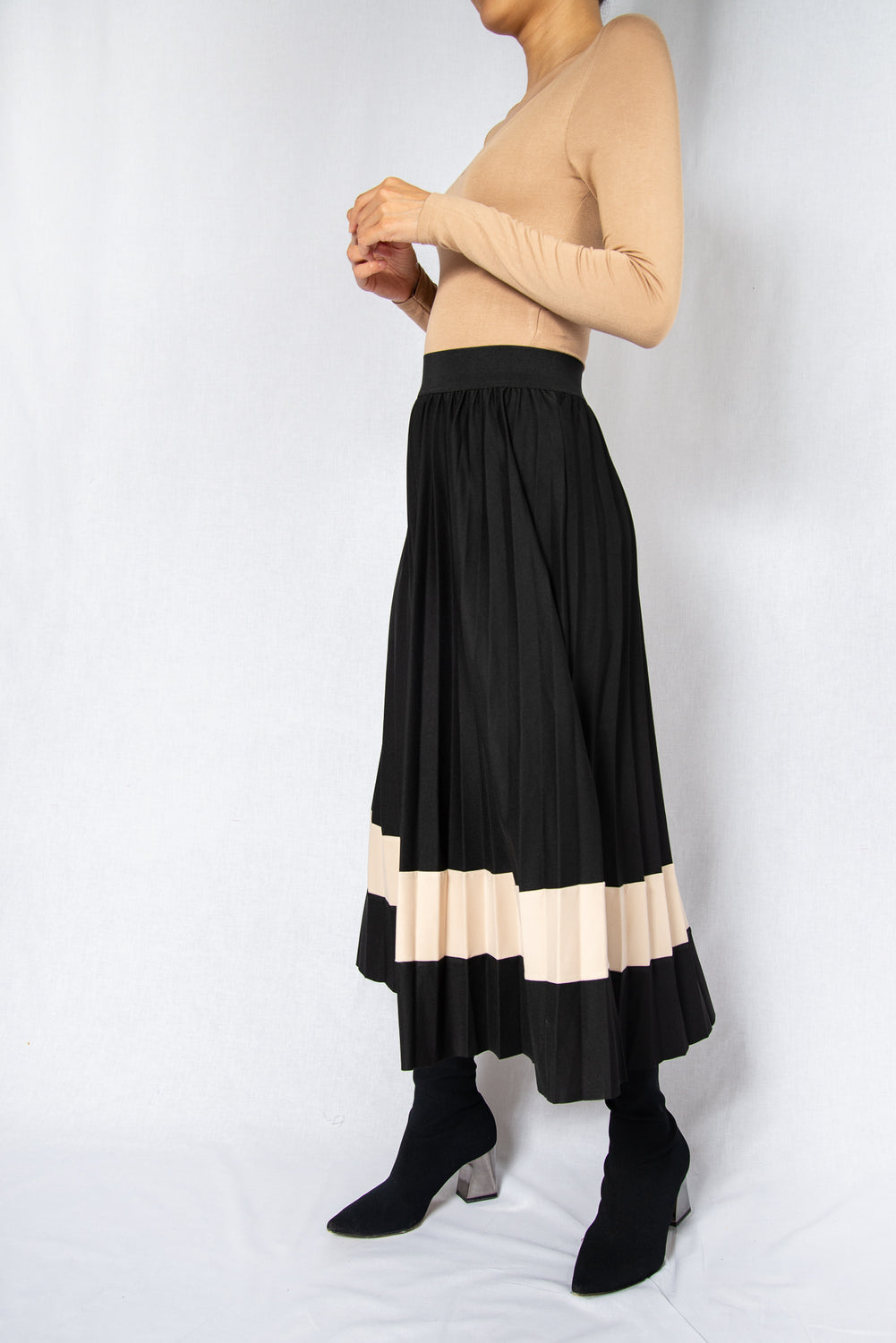 MODZ Black Loose Pleated Midi Skirt with Contrast Beige Modest Flowy Below-The-Knee Skirt With Stripe in Polyester