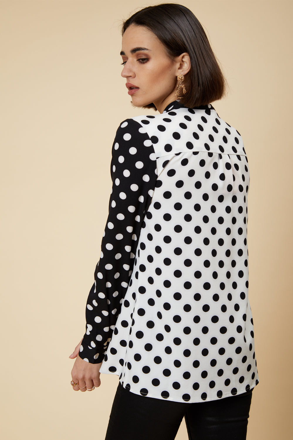 UNIQUE21 Mix & Match Polka Dot Pussybow Shirt Modest Loose-Fitted Long-Sleeved Contrast Blouse With Ribbon Collar in Black and White
