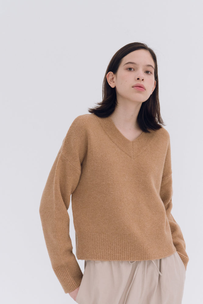 NOTA V Neck Yak Semi Crop Knit Top Mud Modest Long-Sleeve Ladies Loose Beige Sweater in Wool and Yak
