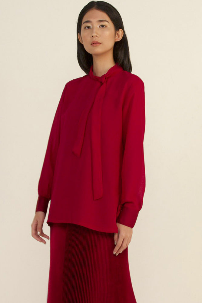 módni Carmine Ribbon Tie Neck Top Modest Long-Sleeved Blouse With Buttoned Cuffs High Collar Back Zipper in Red